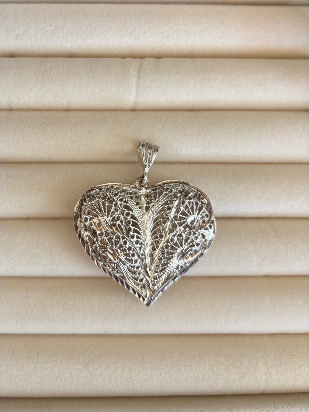 Intricate Heart Filigree Pendant Necklace - Silver